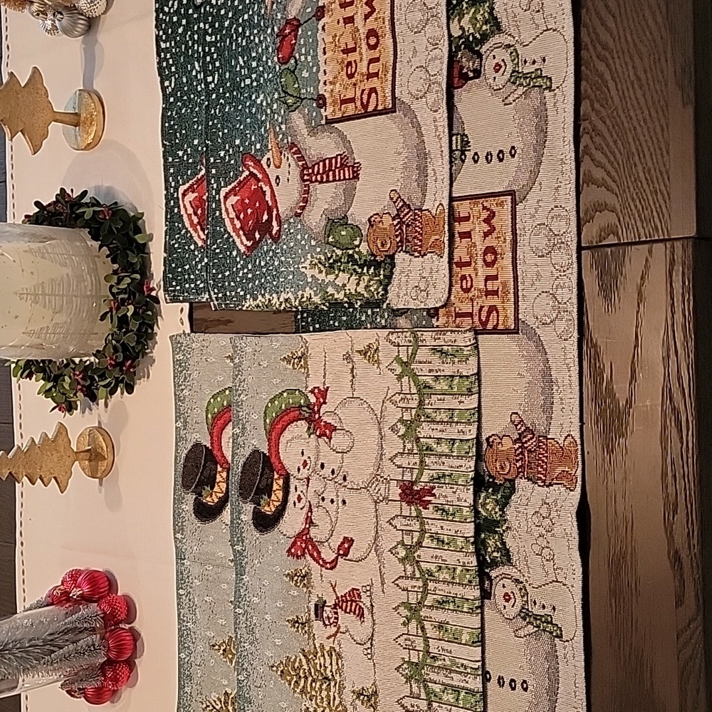 Winter Scene Holiday Table Runner and 4 Placemats EUC 72in long
